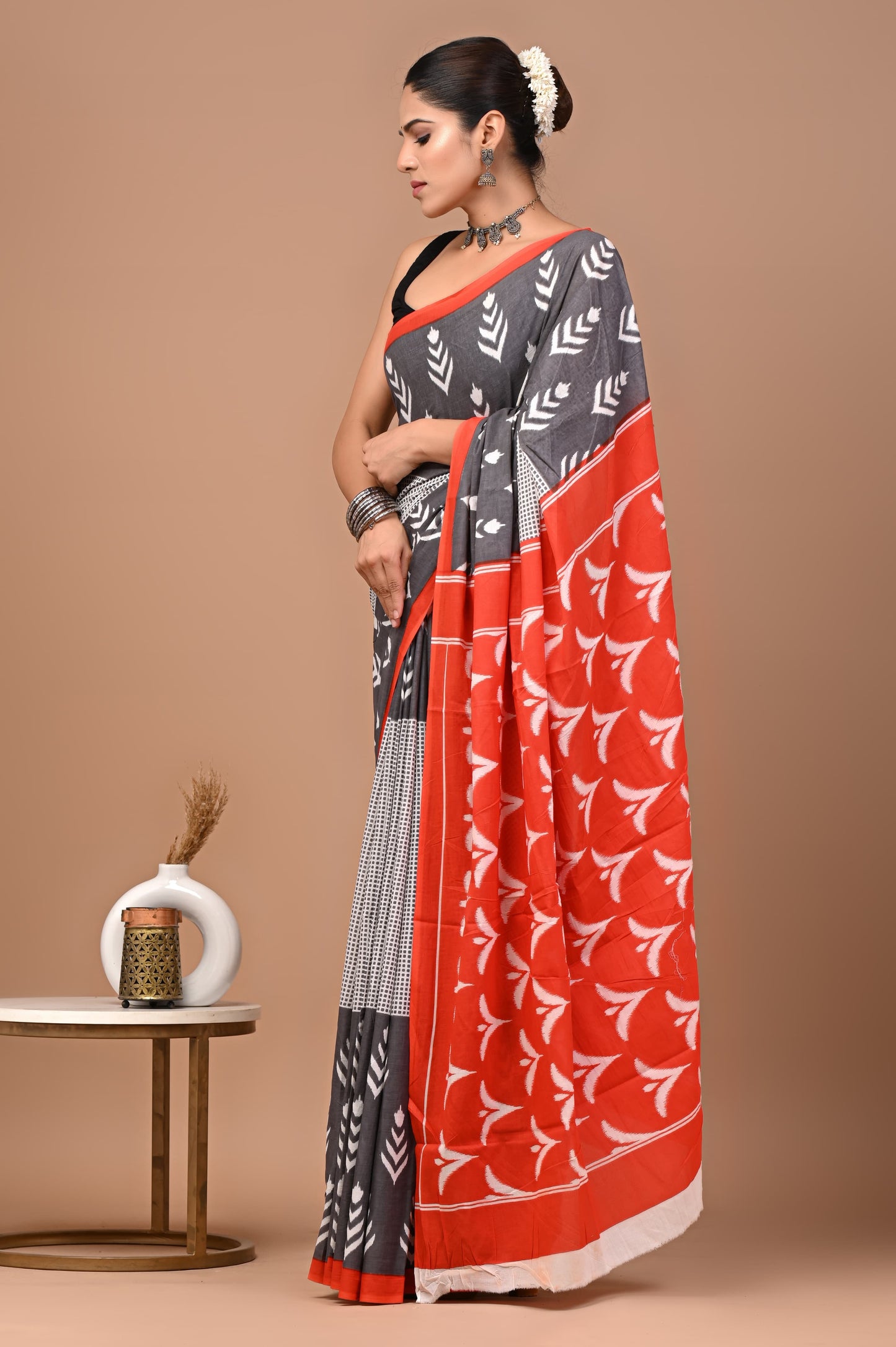Dual-Tone Brown & Red Mul Cotton Saree with White Leaf Prints